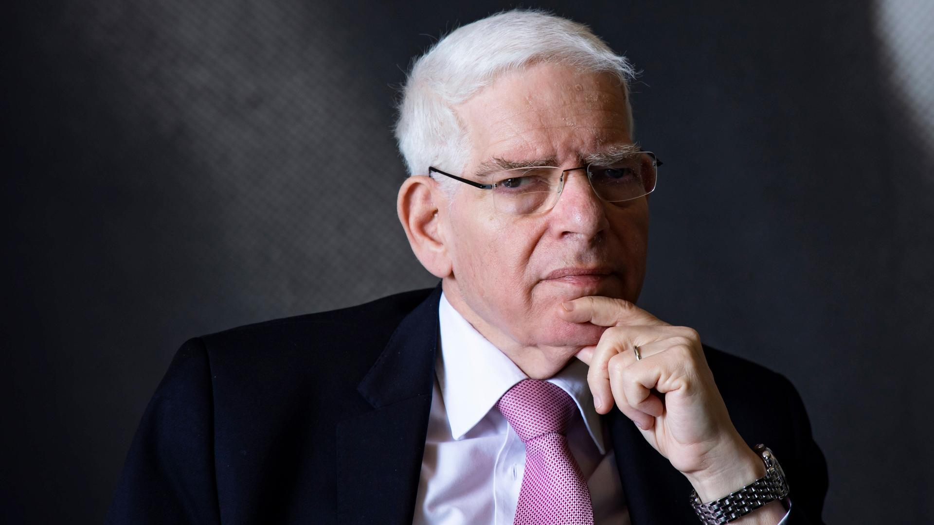 Josef Schuster blickt nachdenklich in die Kamera.