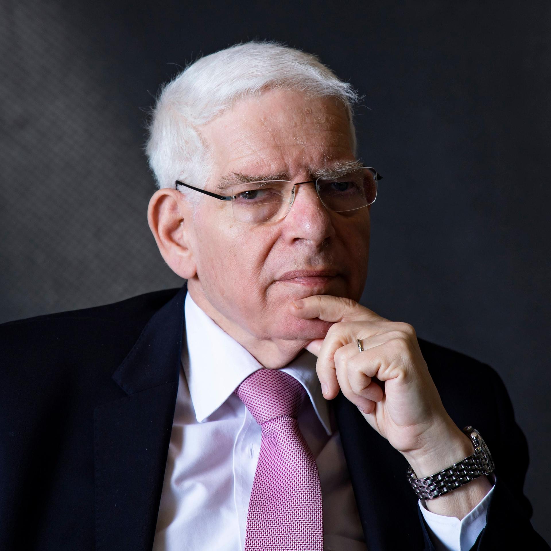 Josef Schuster blickt nachdenklich in die Kamera.