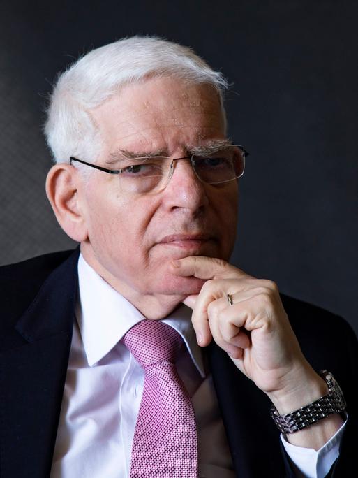 Josef Schuster blickt nachdenklich in die Kamera.