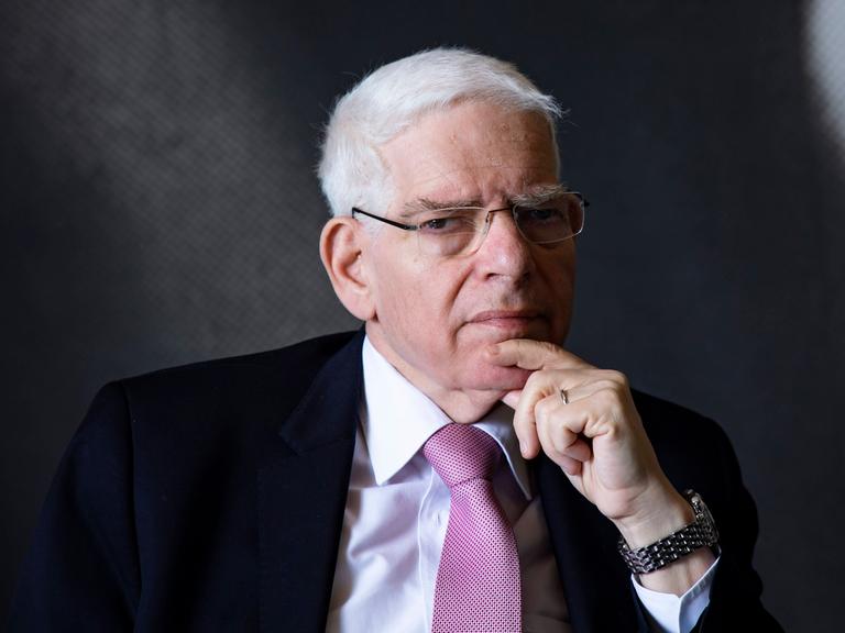 Josef Schuster blickt nachdenklich in die Kamera.