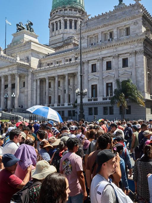 In Buenos Aires, Argentiniens Hauptstadt, stehen viele Menschen auf einem zentrale Platz vor dem Kongressgebäude. Sie protestieren gegen geplante Reformen. (24.01.2024)