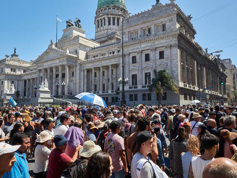 In Buenos Aires, Argentiniens Hauptstadt, stehen viele Menschen auf einem zentrale Platz vor dem Kongressgebäude. Sie protestieren gegen geplante Reformen. (24.01.2024)