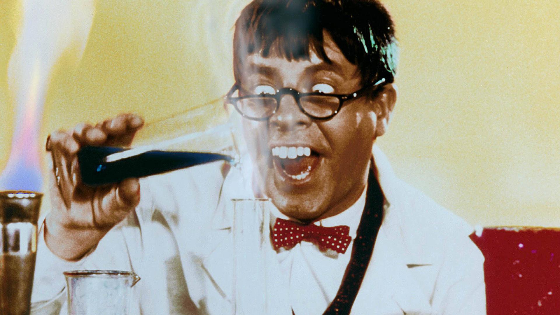 Jerry Lewis macht als verrückter Professor eine Fratze am Bunsenbrenner