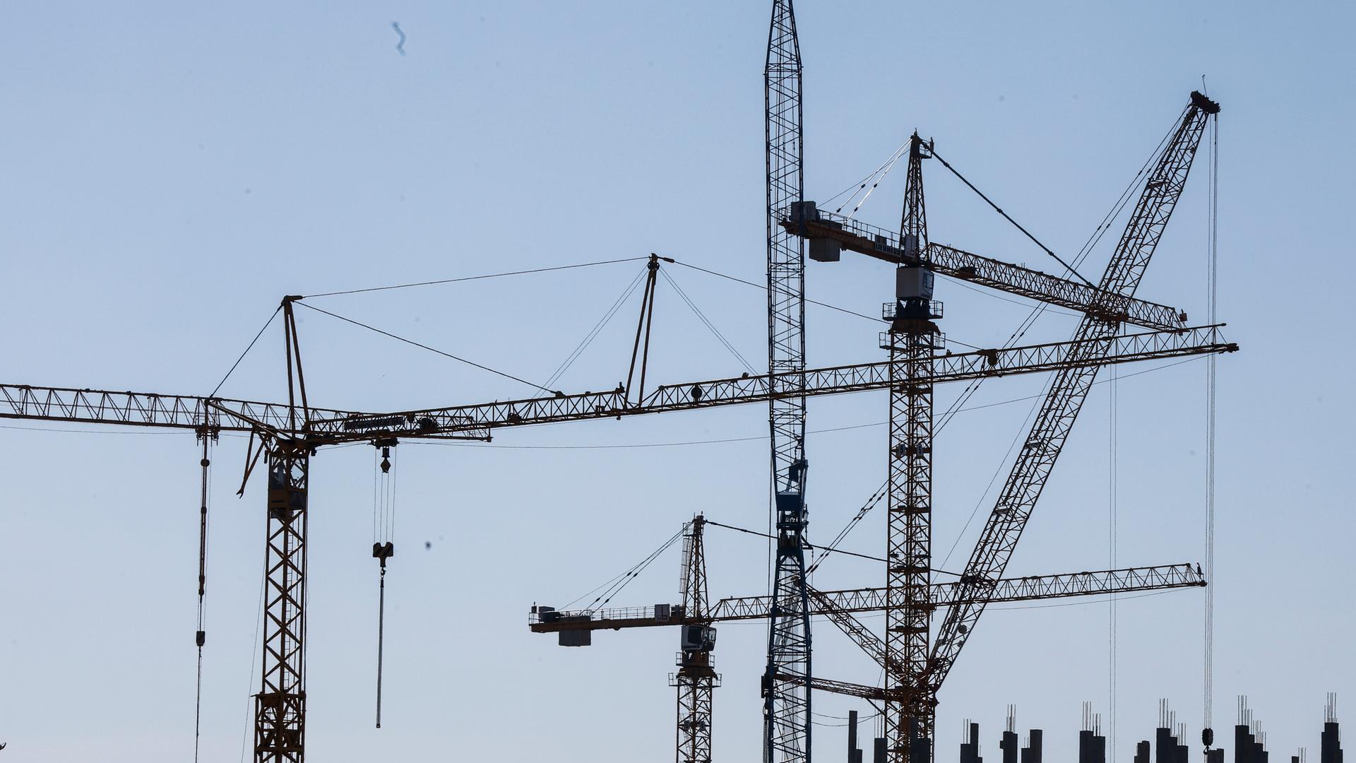 Baukräne stehen an der Baustelle eines neues Rechenzentrums in Lübbenau.