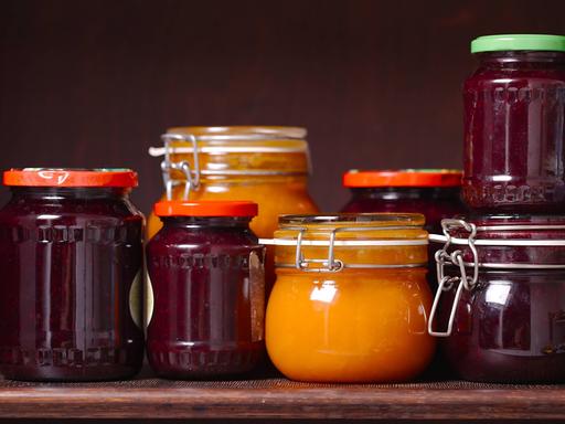 Die apokalyptischen Aussichten auf unsere Welt lassen Vorratshaltung von Lebensmitteln als vernünftige Option erscheinen. Zu sehen: Ein Regal mit Einmachgläsern.