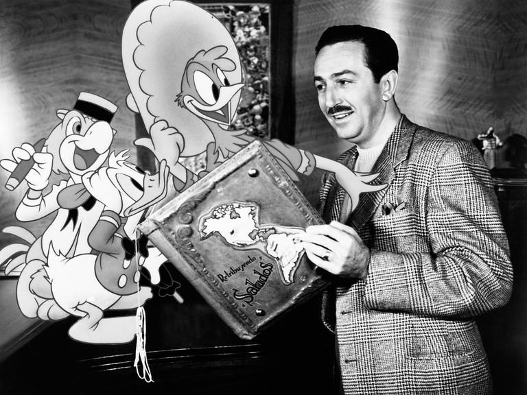 Walt Disney mit ein paar seiner Zeichentrickfiguren wie Donald Duck
