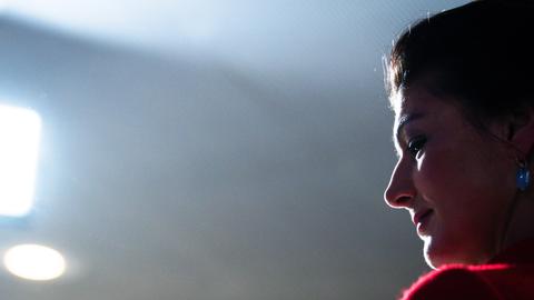 Sahra Wagenknecht ist im Profil vor einem dunklen Hintergrund zu sehen, ihr Gesicht ist beleuchtet