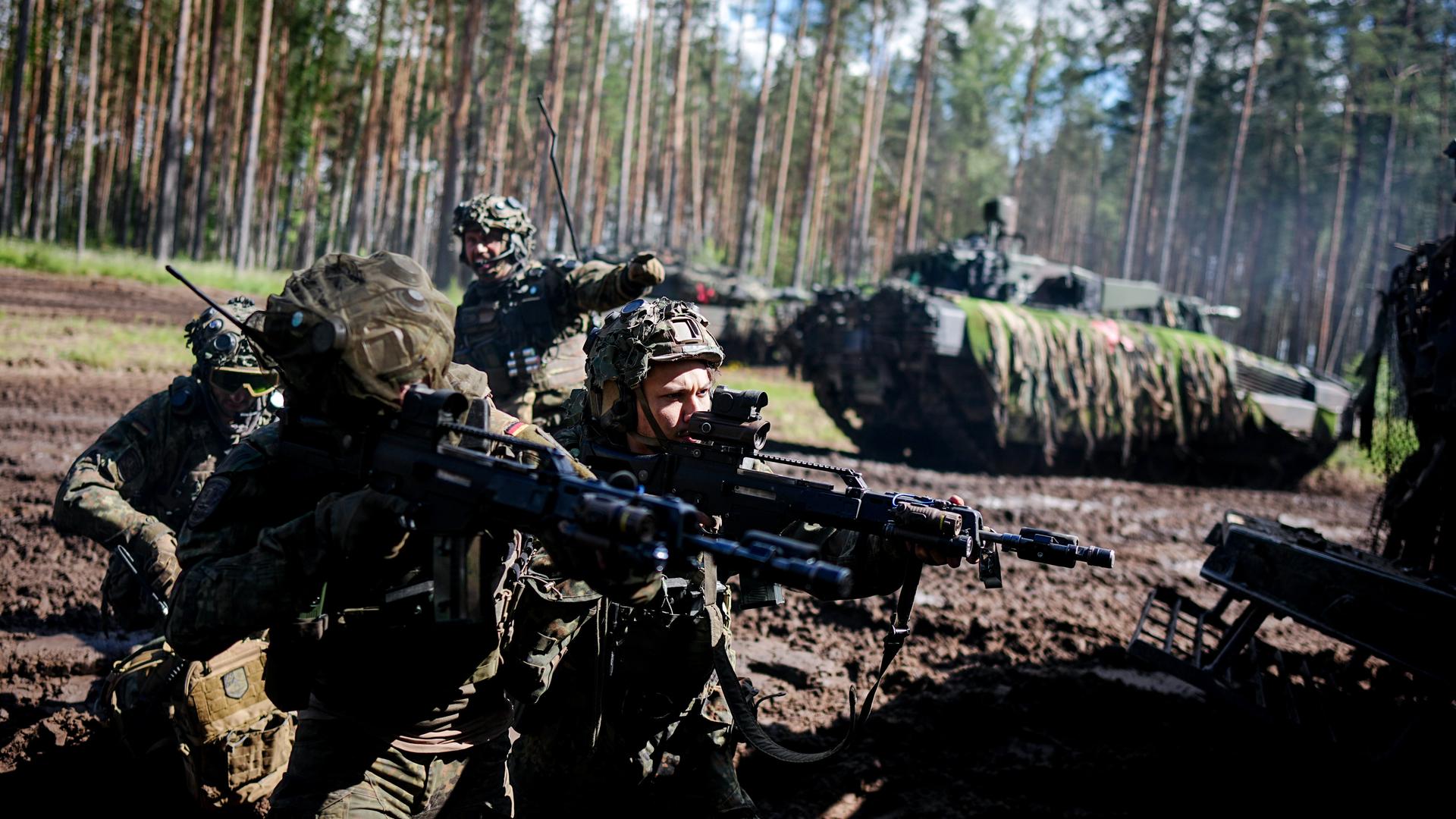 Panzergrenadiere der Bundeswehr der Bravo-Einheit eines Puma-Schützenpanzers kämpfen bei der Gefechtsübung "Freedom Shield 2026" in Litauen.