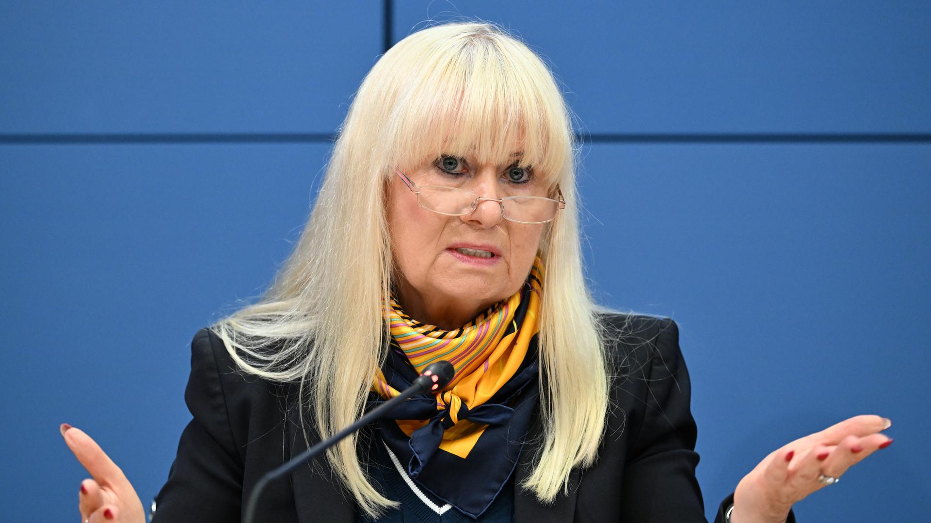 Berlins Innensenatorin Iris Spranger (SPD) spricht während einer Pressekonferenz und hält ihre Arme geöffnet. Berlins Innensenatorin Iris Spranger (SPD) spricht während einer Pressekonferenz und hält ihre Arme geöffnet.