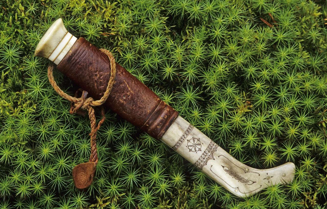 Kunstvoll verziertes samisches Messer im Moos, aus Lappland in Schweden. 