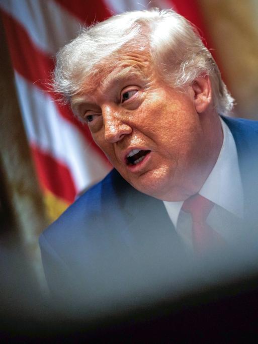 Us Präsident Donald Trump redet bei einer Kabinettssitzung. 