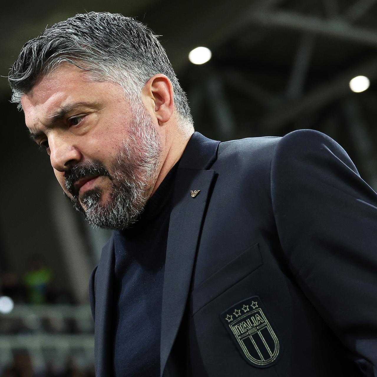 Fußball-Trainer Gennaro Gattuso im dunklen Anzug vor dem Spiel im Stadion im italienischen Bergamo.