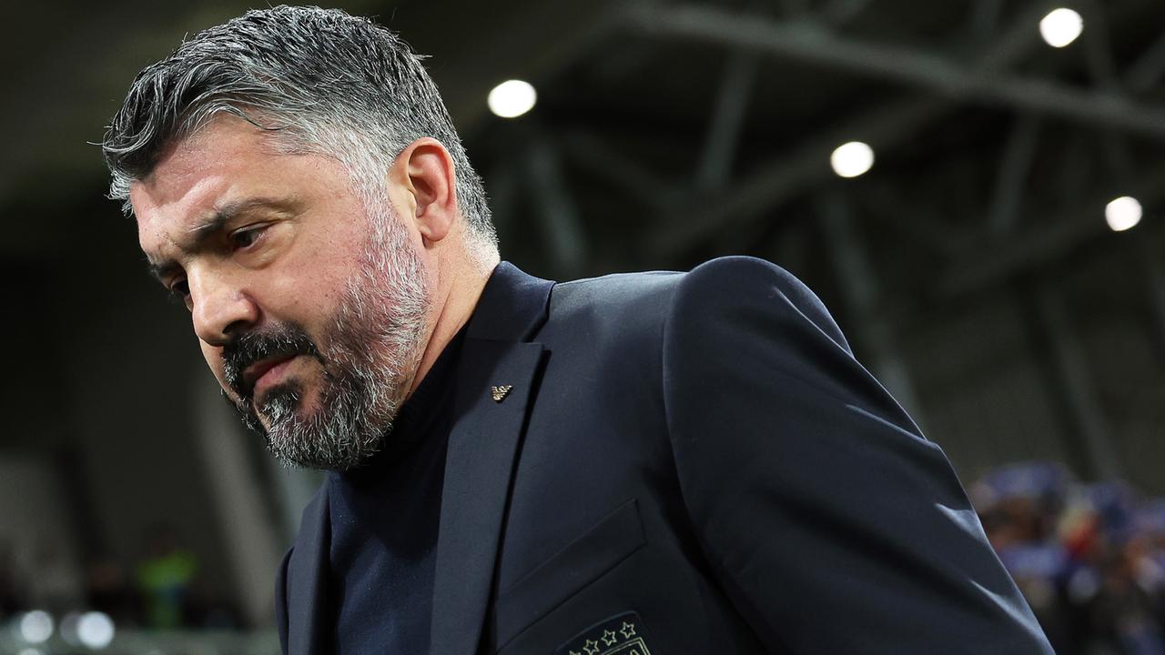Fußball-Trainer Gennaro Gattuso im dunklen Anzug vor dem Spiel im Stadion im italienischen Bergamo.