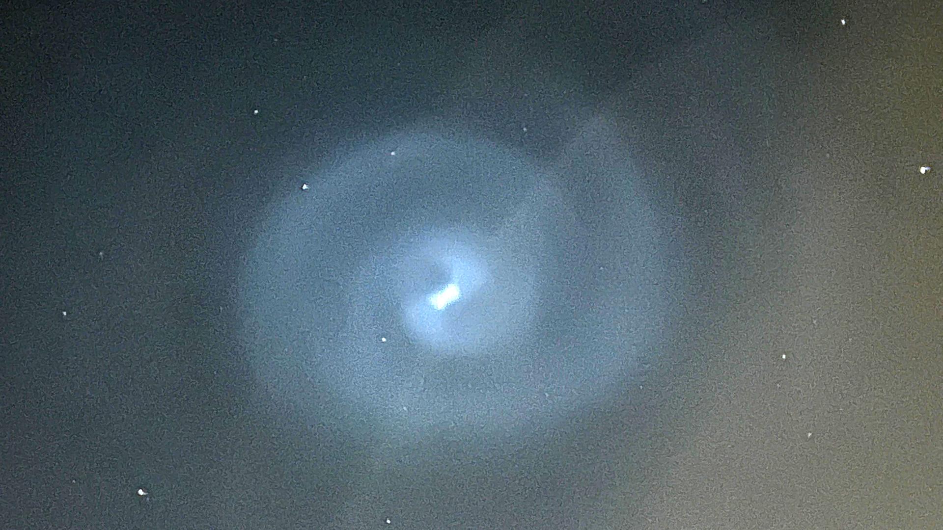 Ein spiralförmiges Lichtphänomen am Himmel nördlich von Hamburg. Abgelassener Treibstoff einer Falcon-9-Rakete hat am Montagabend für einen sichtbaren Spiralwirbel am Himmel über Deutschland gesorgt. 