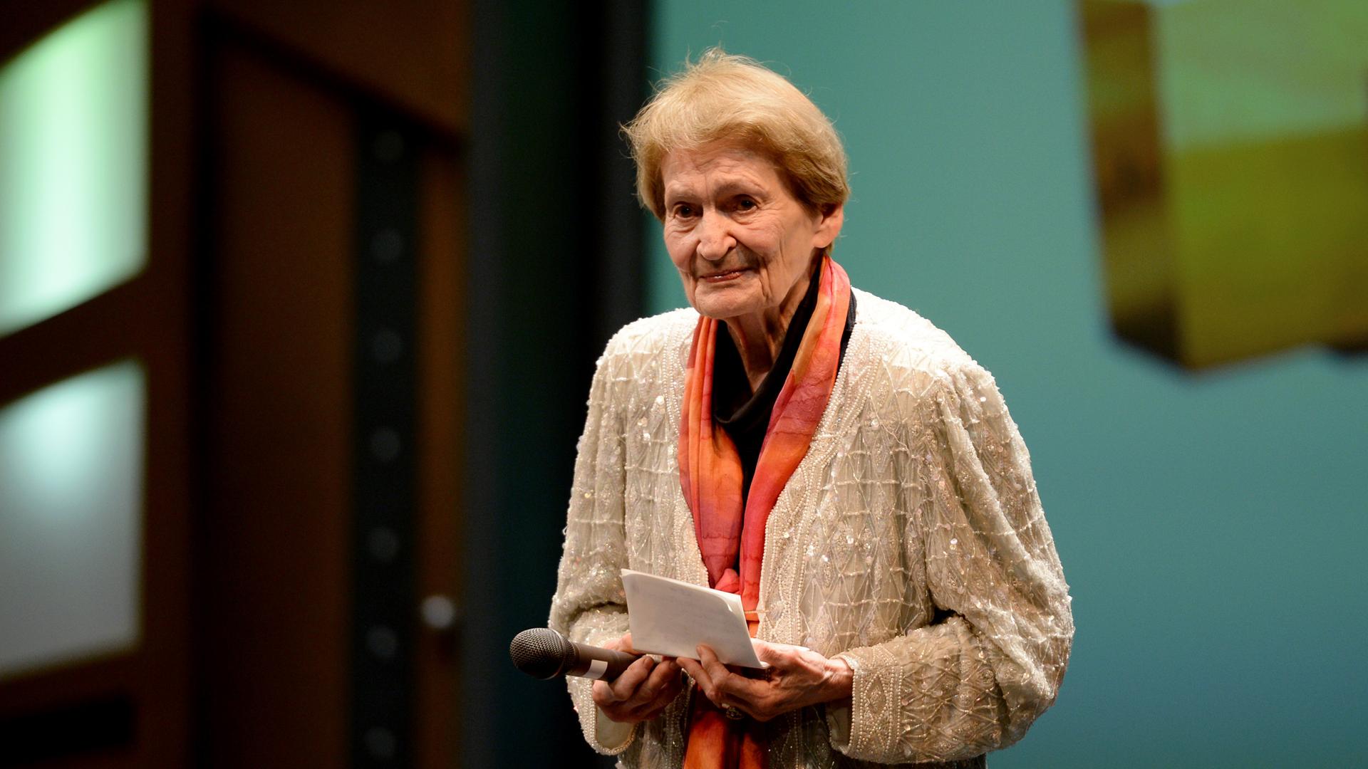 Maria Müller-Sommer steht bei der Verleihung des Deutschen Theaterpreises "Der Faust" in der Staatsoper in Hamburg auf der Bühne.