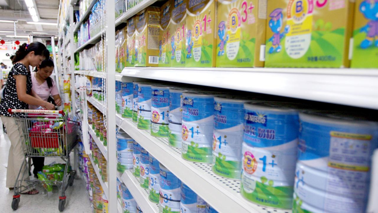 Dosen von Nestlé mit Nahrung für Kleinkinder in einem Supermarktregal in China.