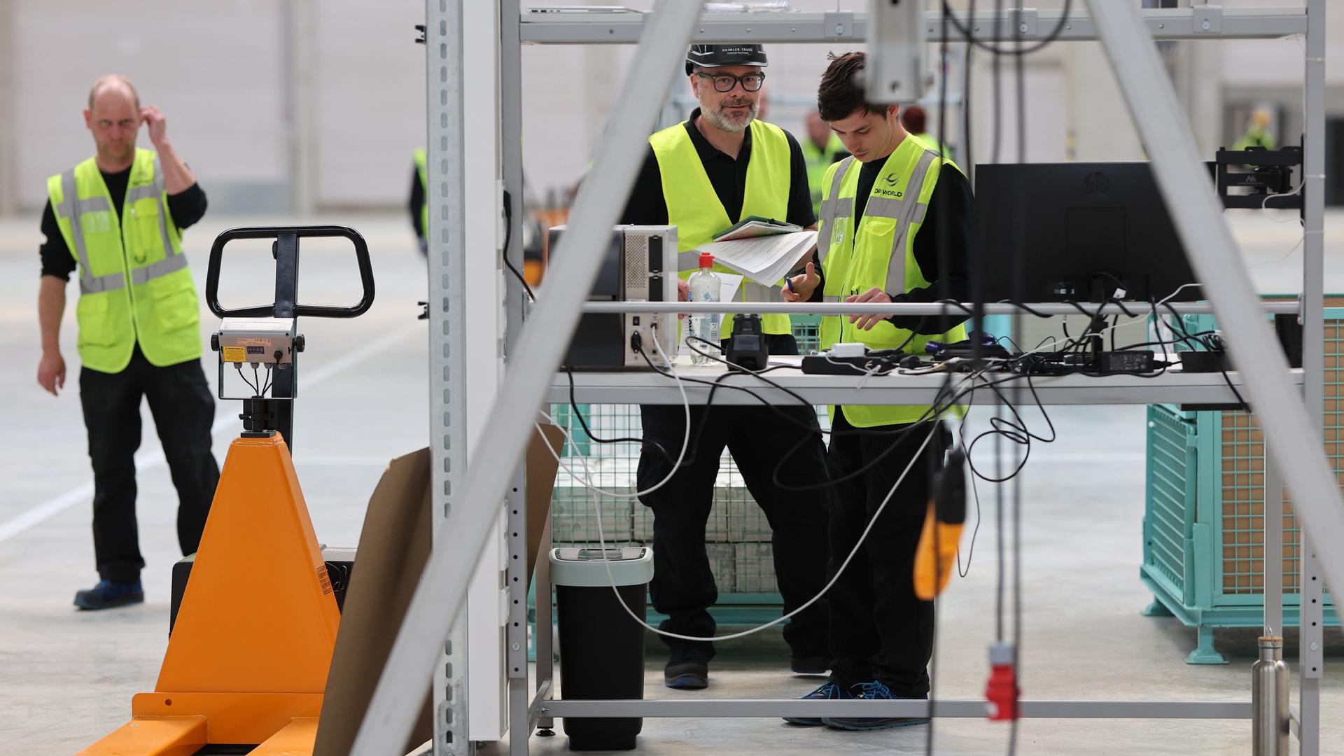 Mitarbeiter in der Anlieferungshalle am Logistikstandort von Daimler Truck in Halberstadt, Sachsen-Anhalt Mitarbeiter in der Anlieferungshalle am Logistikstandort von Daimler Truck in Halberstadt, Sachsen-Anhalt