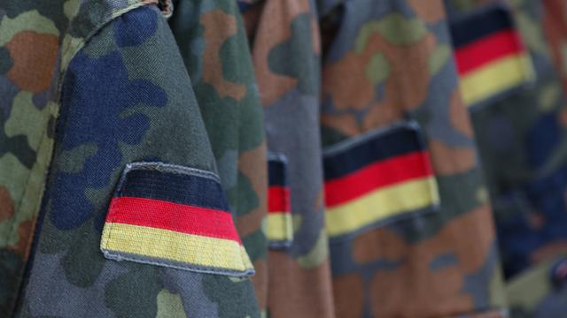 Das neue Wehr-Dienst-Gesetz macht auch Vorschriften, wonach Männer sich längere Reisen genehmigen lassen müssen