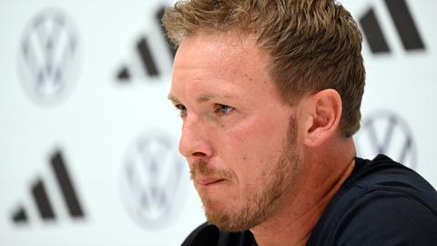 Julian Nagelsmann kämpft mit den Tränen während einer Pressekonferenz.