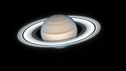 Der Planet Saturn begeistert mit seinen Ringen. Von seinen rund 150 Monden sind auf diesem Bild aber nur zwei zu erkennen.


