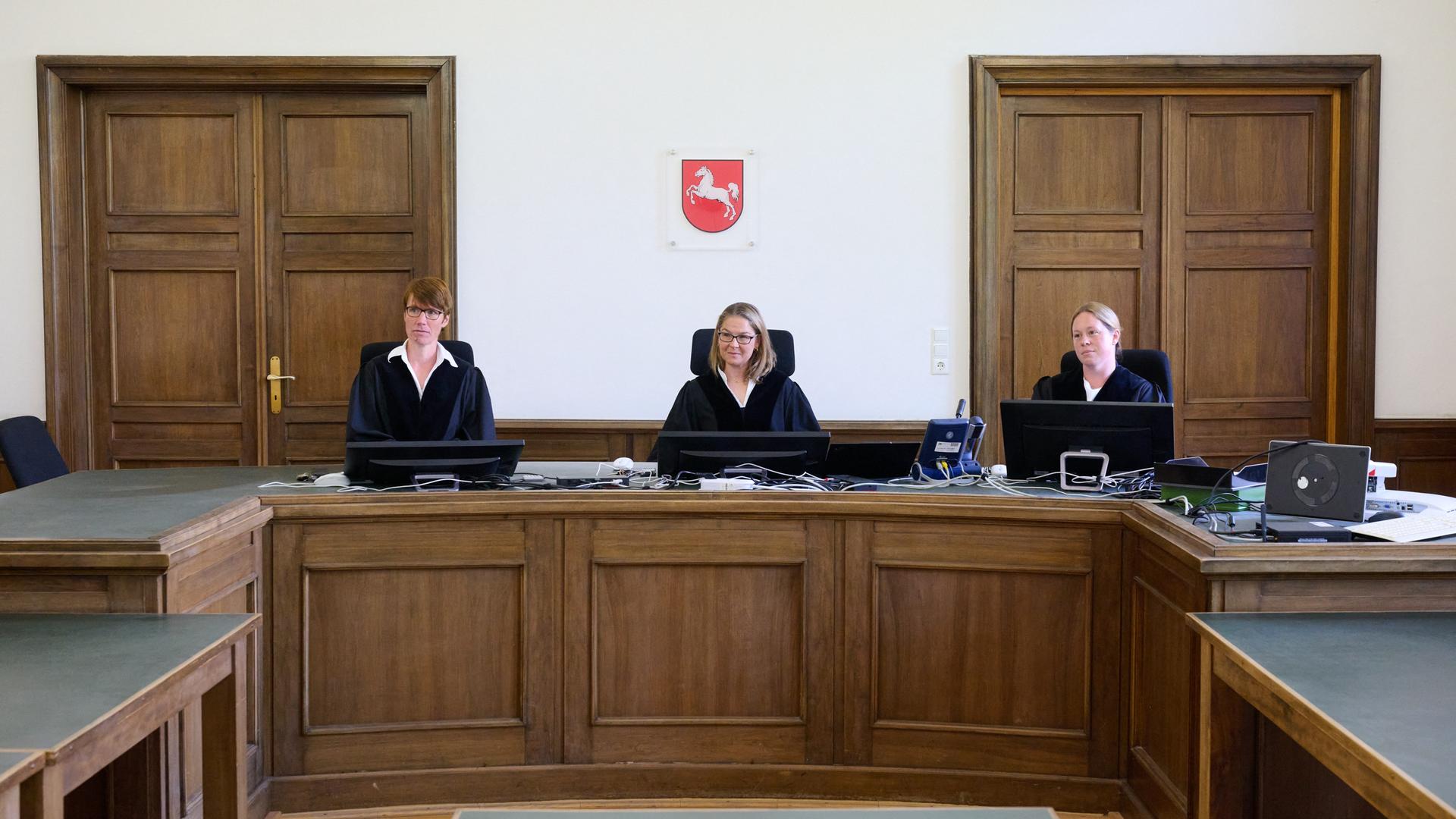Anke Siegfried (M), Vorsitzende Richterin, sitzt mit zwei weiteren Richterinnen der Kammer in einem Gerichtssaal im Landgericht Braunschweig.