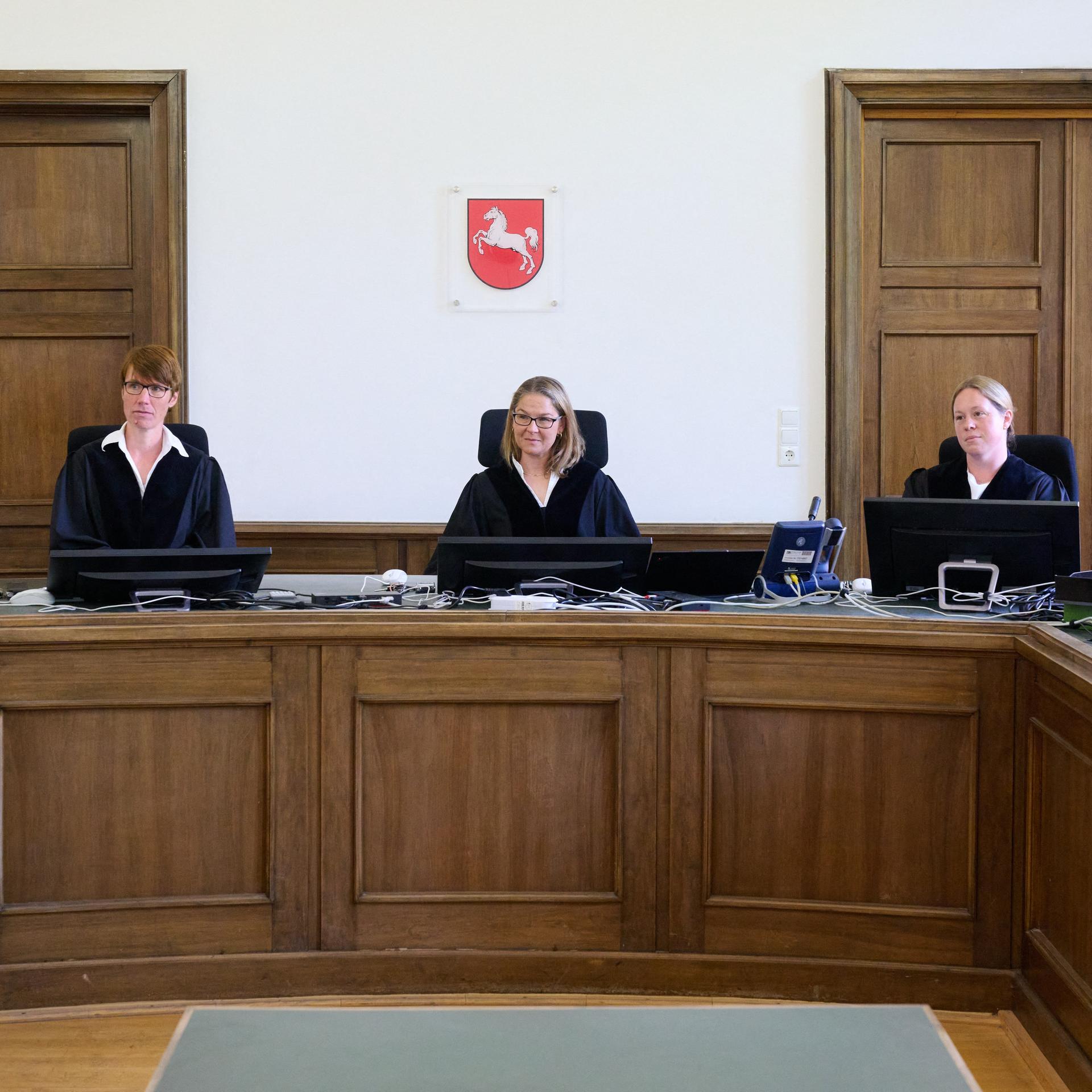 Anke Siegfried (M), Vorsitzende Richterin, sitzt mit zwei weiteren Richterinnen der Kammer in einem Gerichtssaal im Landgericht Braunschweig.