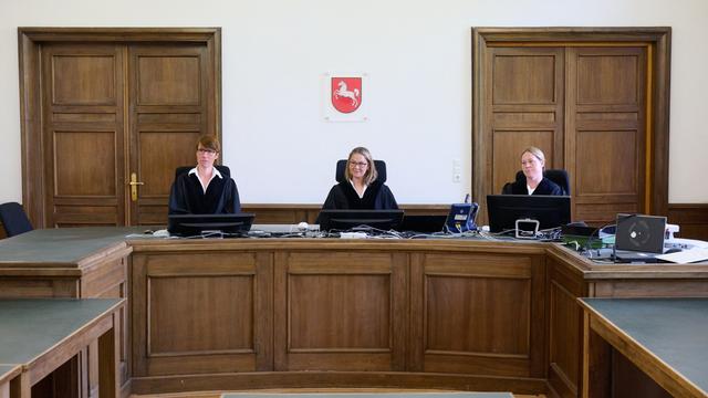 3 Richterinnen in einem Gerichtssaal im Landgericht Braunschweig.