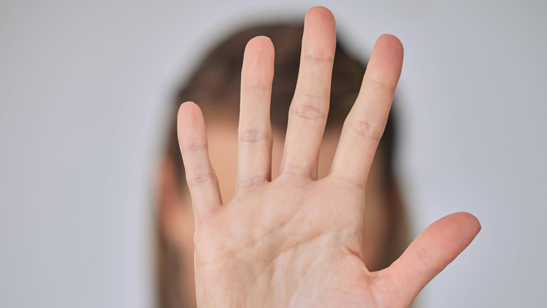 Eine Frau streckt ihre Handfläche aus. Symbolbild für den Grundsatz „Nein heißt Nein“, der im reformierten Sexualstrafrecht festgeschrieben ist. 