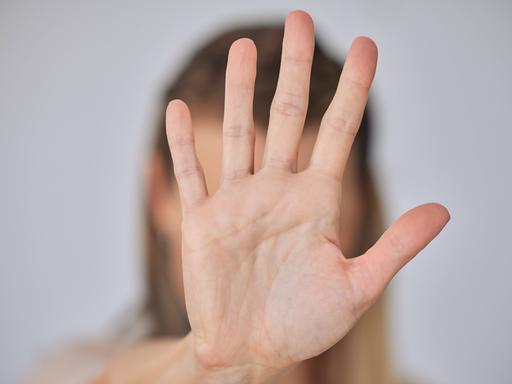 Eine Frau streckt ihre Handfläche aus. Symbolbild für den Grundsatz „Nein heißt Nein“, der im reformierten Sexualstrafrecht festgeschrieben ist. 