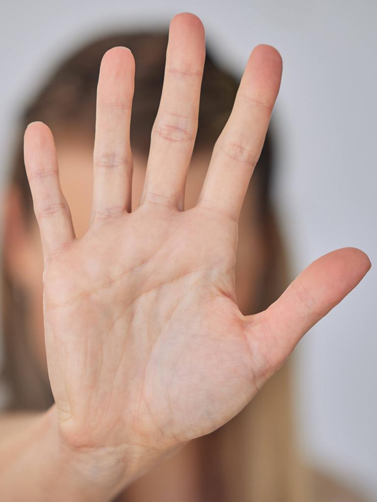 Eine Frau streckt ihre Handfläche aus. Symbolbild für den Grundsatz „Nein heißt Nein“, der im reformierten Sexualstrafrecht festgeschrieben ist. 