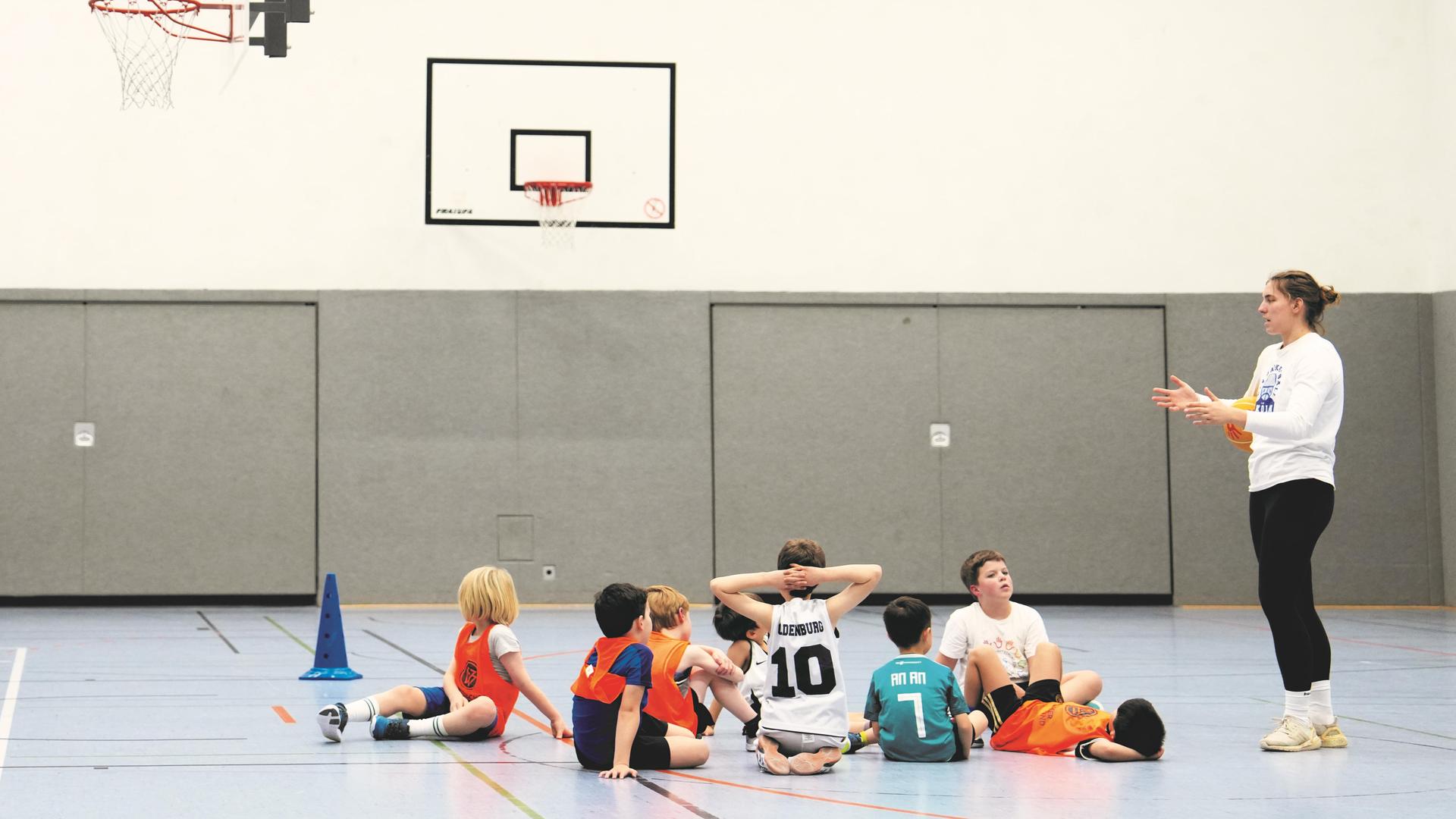 Emilia Simon vom Deutzer TV leitet die Basketball-AG an der Grundschule Westerwaldstraße in Köln-Gremberg.