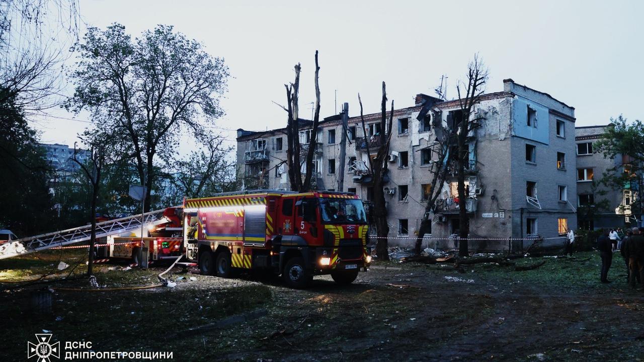 Ukraine, Dnipro: Auf diesem vom ukrainischen Katastrophenschutz zur Verfügung gestellten Foto ist ein Wohnhaus zu sehen, das nach einem russischen Angriff beschädigt wurde. Ukraine, Dnipro: Auf diesem vom ukrainischen Katastrophenschutz zur Verfügung gestellten Foto ist ein Wohnhaus zu sehen, das nach einem russischen Angriff beschädigt wurde.