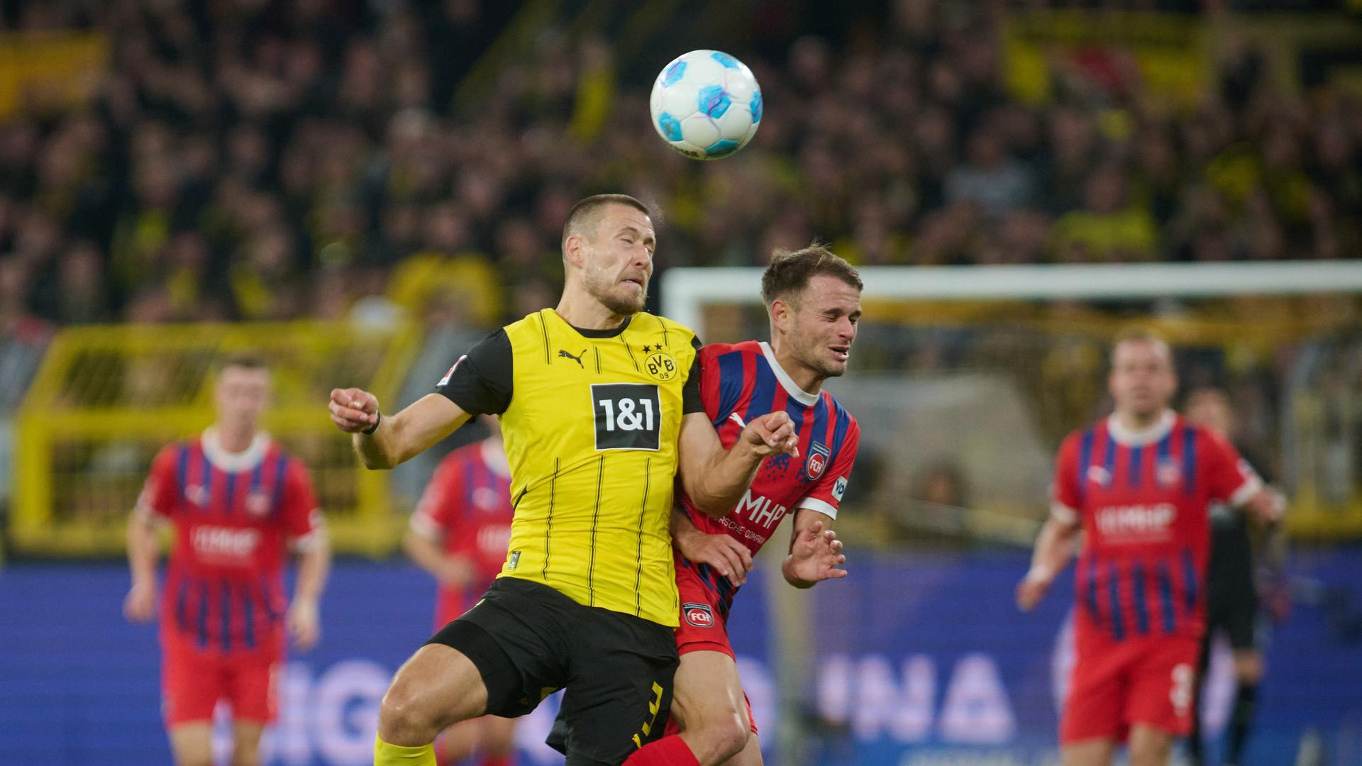 Bundesliga: Dortmunds Waldemar Anton und Léo Scienza von Heidenheim im Kopfballduell.