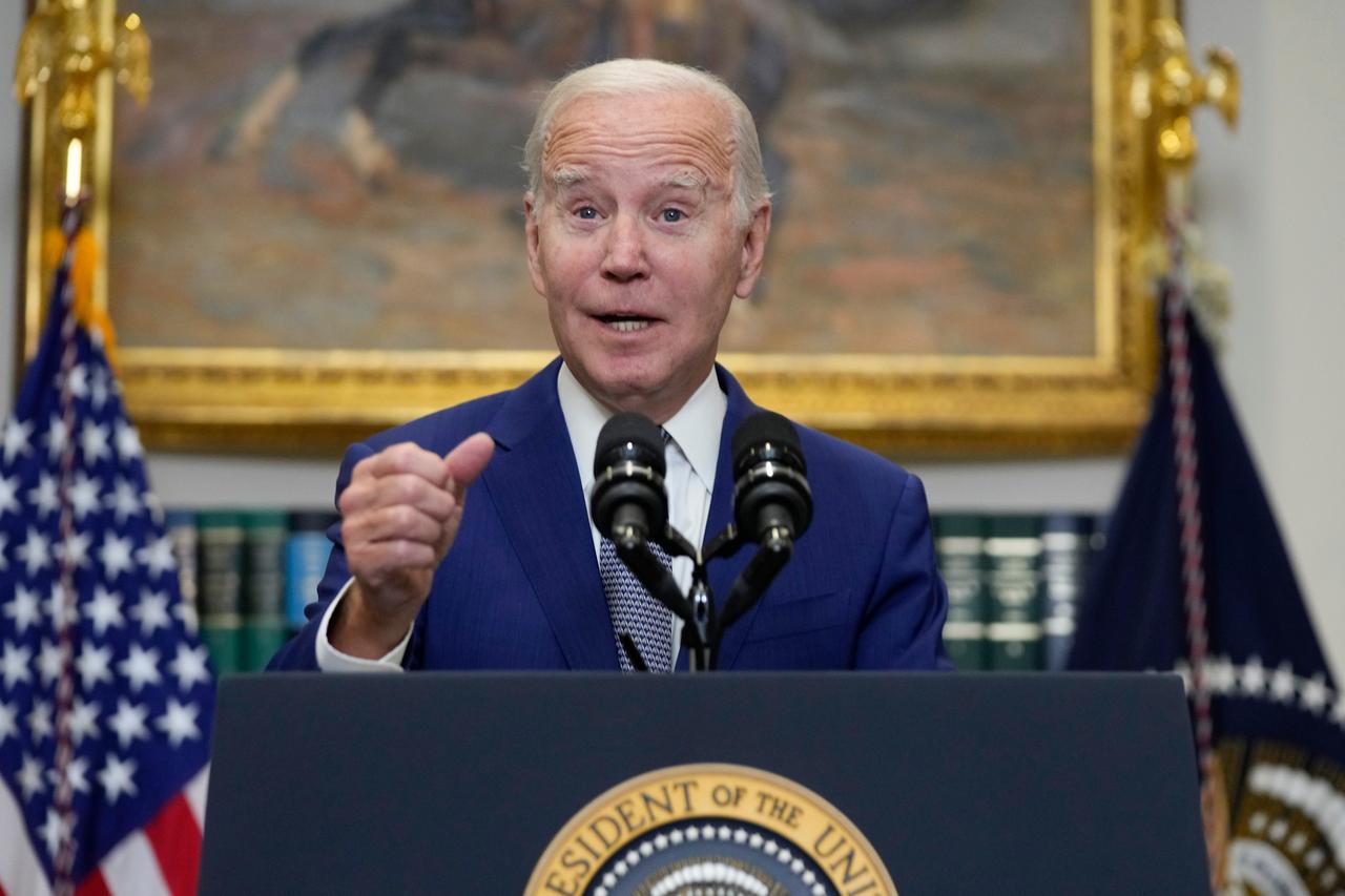 Zu sehen ist US-Präsident Joe Biden am Rednerpult im Weißen Haus.
