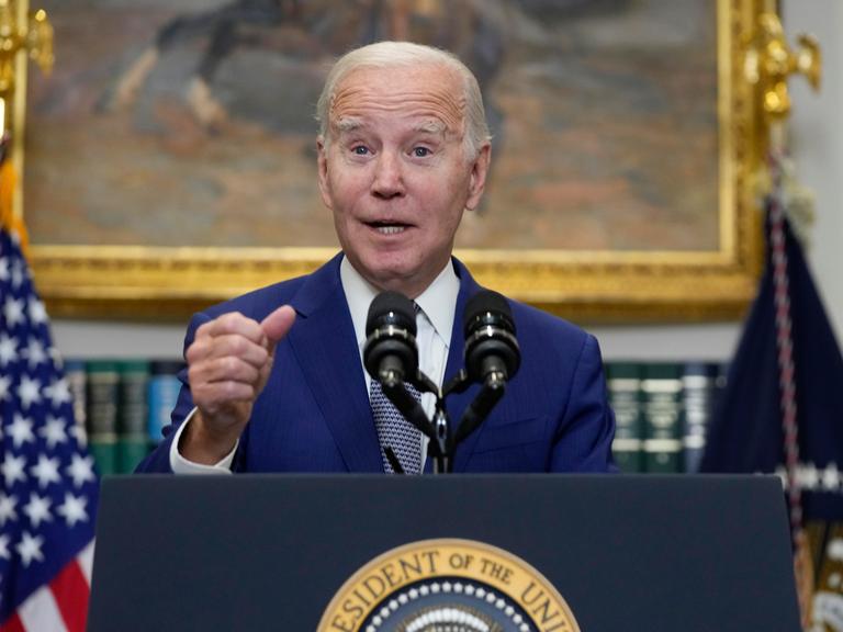 Zu sehen ist US-Präsident Joe Biden am Rednerpult im Weißen Haus.