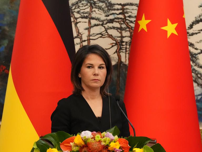 Annalena Baerbock (Bündnis 90/Die Grünen) wartet im Staatsgästehaus Diaoyutai während einer gemeinsame Pressekonferenz mit dem chinesischen Außenminister Gang.
