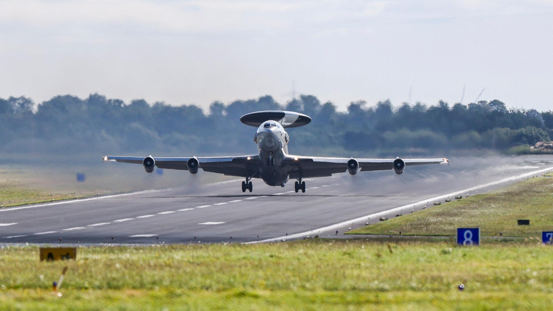 Ein AWACS-Aufklärungsflugzeug startet am NATO-Flugplatz in Geilenkirchen in Nordrhein-Westfalen.