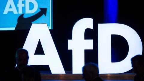 Ein großes weiß erleuchtetes AfD-Logo steht auf einer dunklen Bühne. Im Hintergrund ist das AfD-Logo ein weiteres mal, ebenfalls beleuchtet, zu sehen.