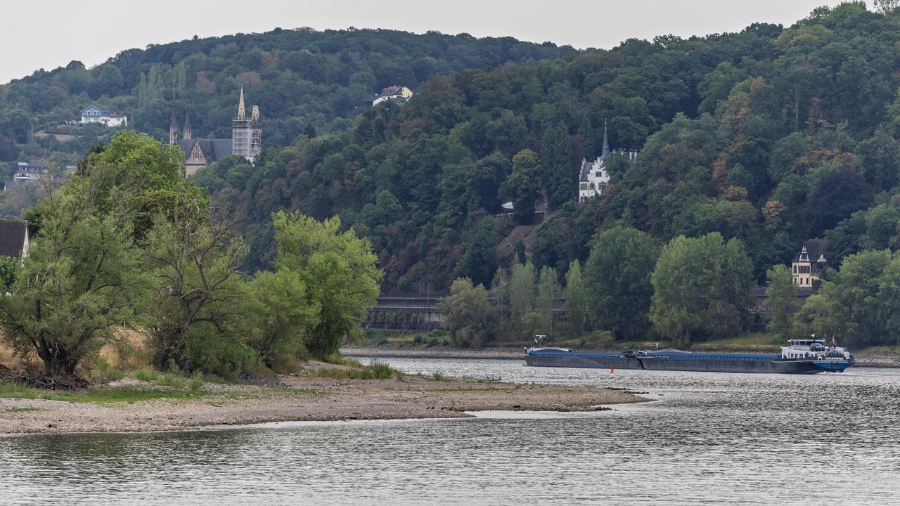 Niedrigwasser am Rhein bei Unkelbach ein Ortsbeziirk der Stadt Remagen in Rheinland-Pfalz. Im Hintergrund die Wallfahrtskirche St. Apollinaris.