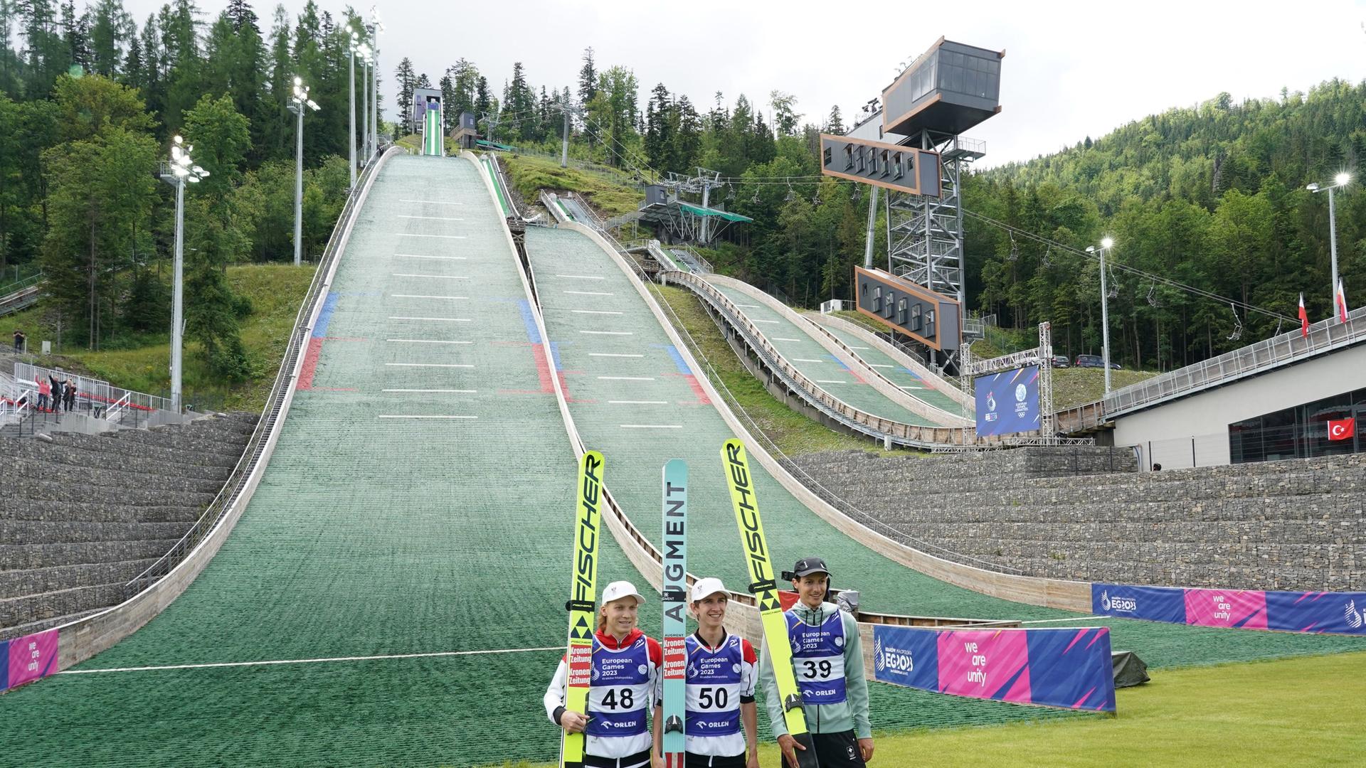 Die Skispringer Jan Hoerl, Daniel Tschofenig und Gregor Deschwanden (von links nach rechts) Die Skispringer Jan Hoerl, Daniel Tschofenig und Gregor Deschwanden (von links nach rechts)