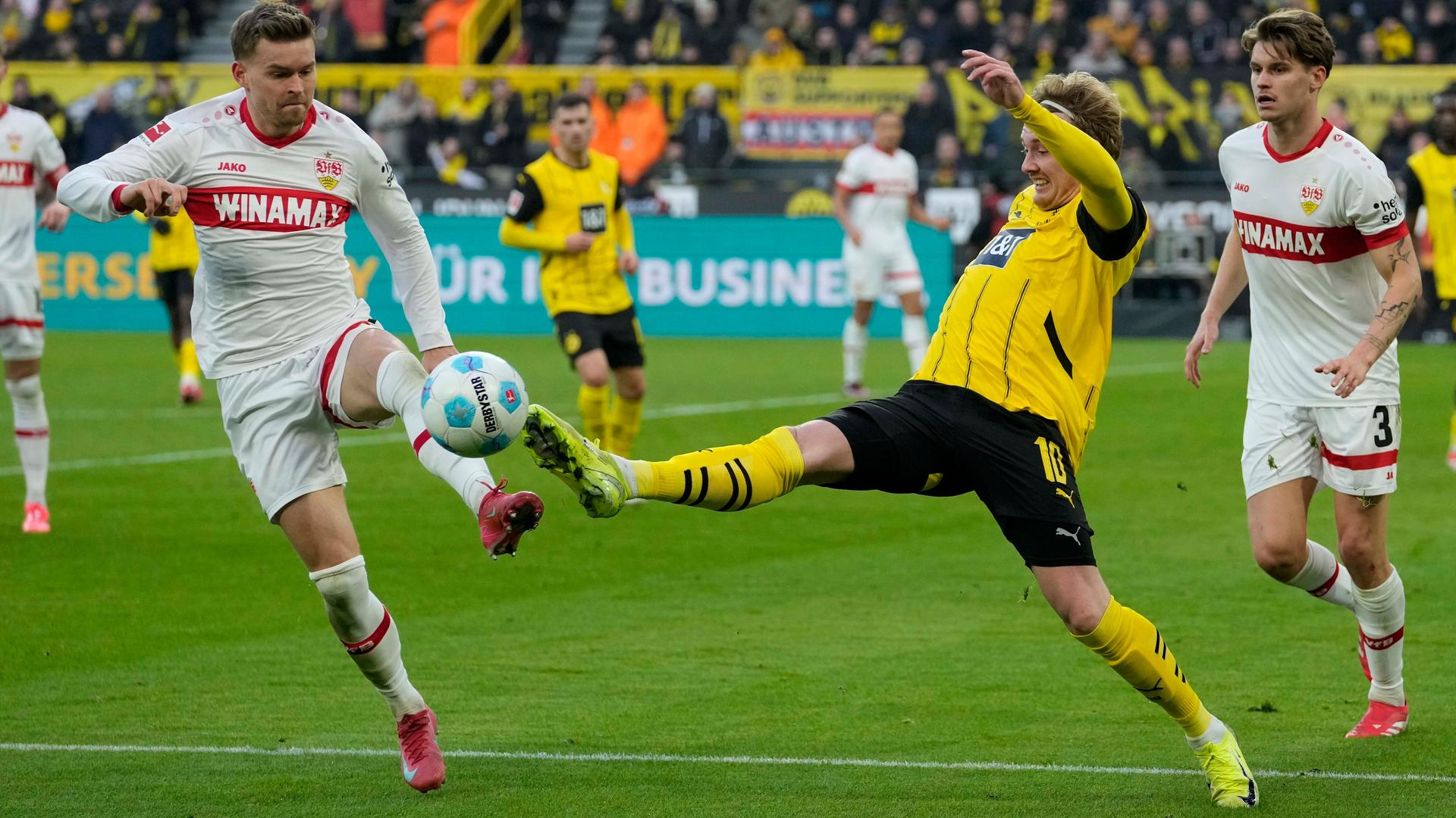 Borussia Dortmund gegen VfB Stuttgart: Maximilian Mittelstaedt vom VfB kämpft mit Julian Brandt vom BVB um den Ball. 