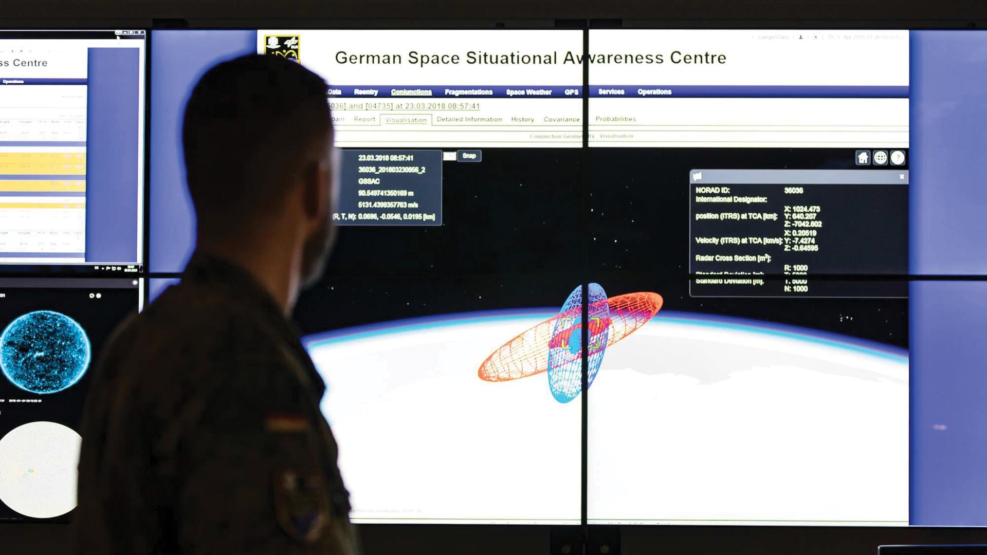 Im Weltraumlagezentrum in Uedem schützen Soldatinnen und Soldaten der Luftwaffe gemeinsam mit dem Deutschen Zentrum für Luft- und Raumfahrt deutsche zivile und militärische Systeme im Weltraum.