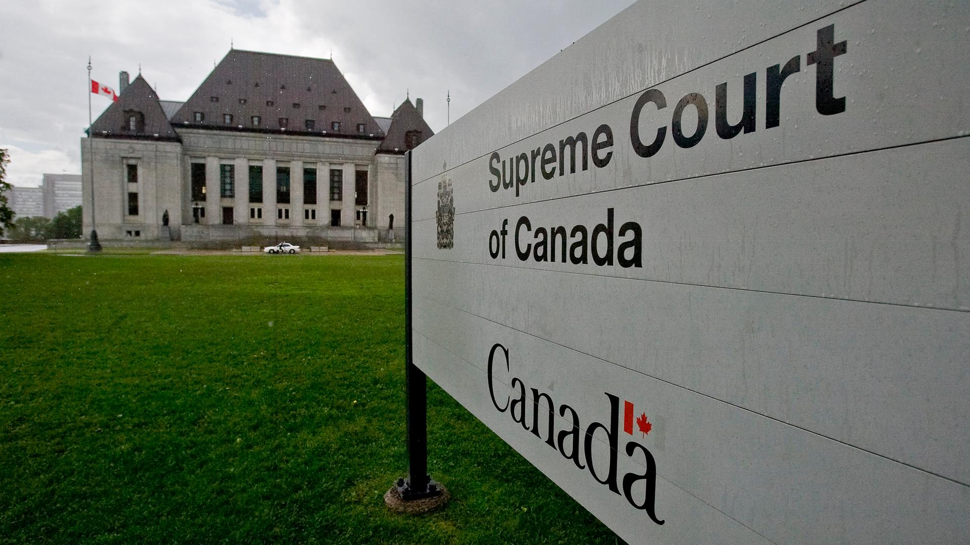 Rechts im Bild ist ein Schild zu sehen mit der Aufschrift "Supreme Court Of Canada", im Hintergrund ein Gebäude. Rechts im Bild ist ein Schild zu sehen mit der Aufschrift "Supreme Court Of Canada", im Hintergrund ein Gebäude.