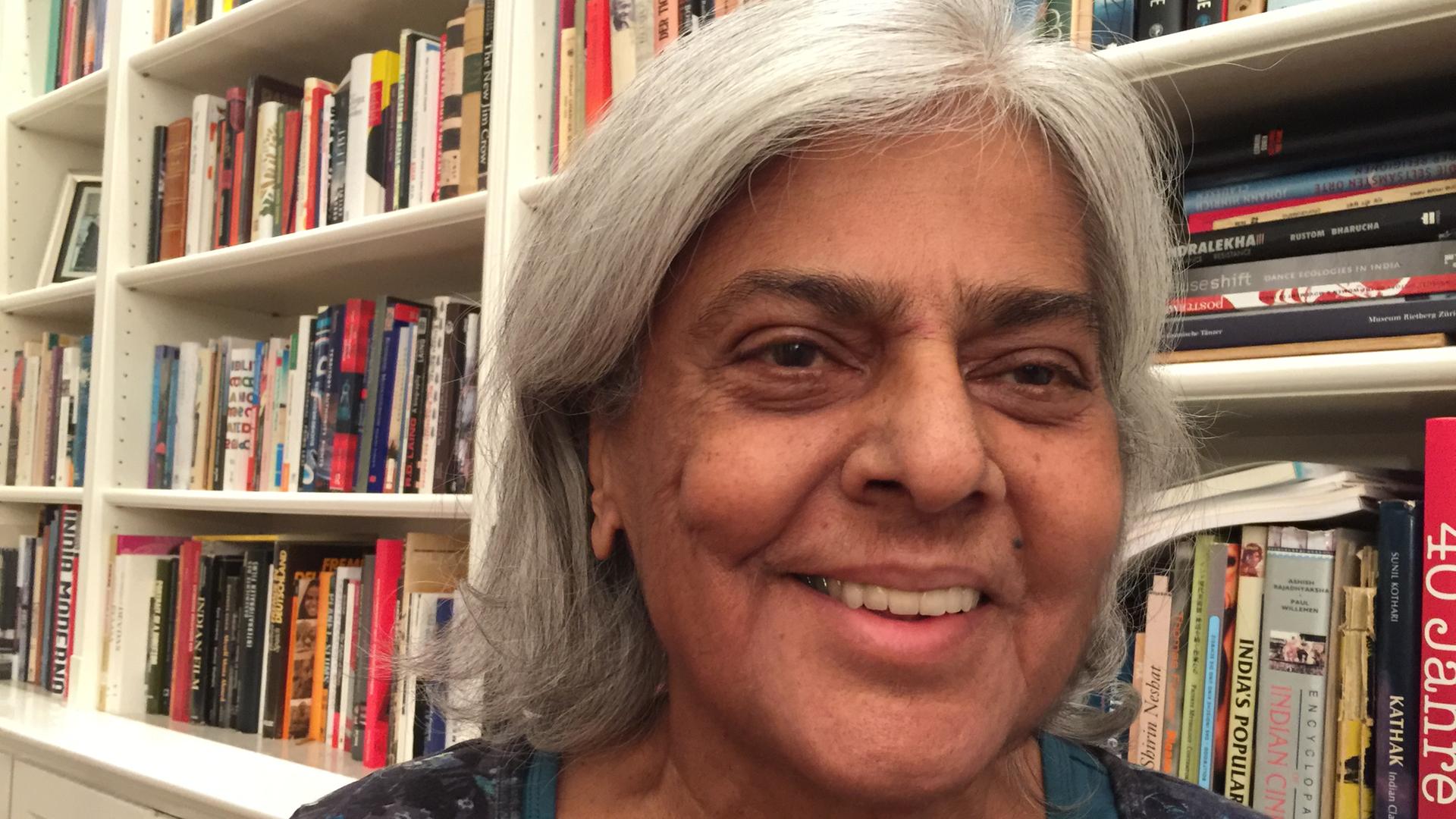 Portrait der Journalistin Navina Sundaram vor einem Bücherregal