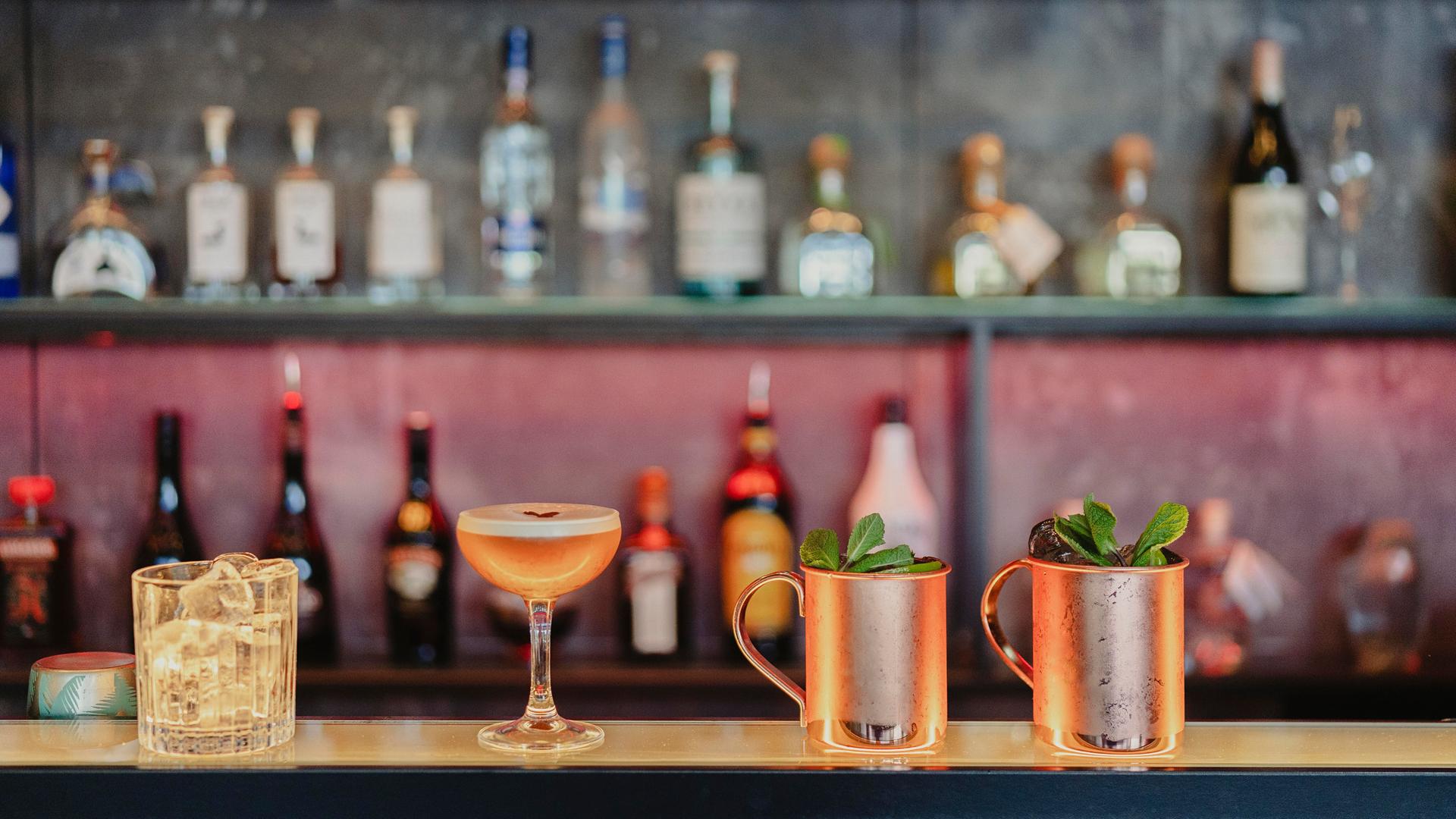 Das Bild zeigt 3 Cocktails auf einem Tresen Das Bild zeigt 3 Cocktails auf einem Tresen