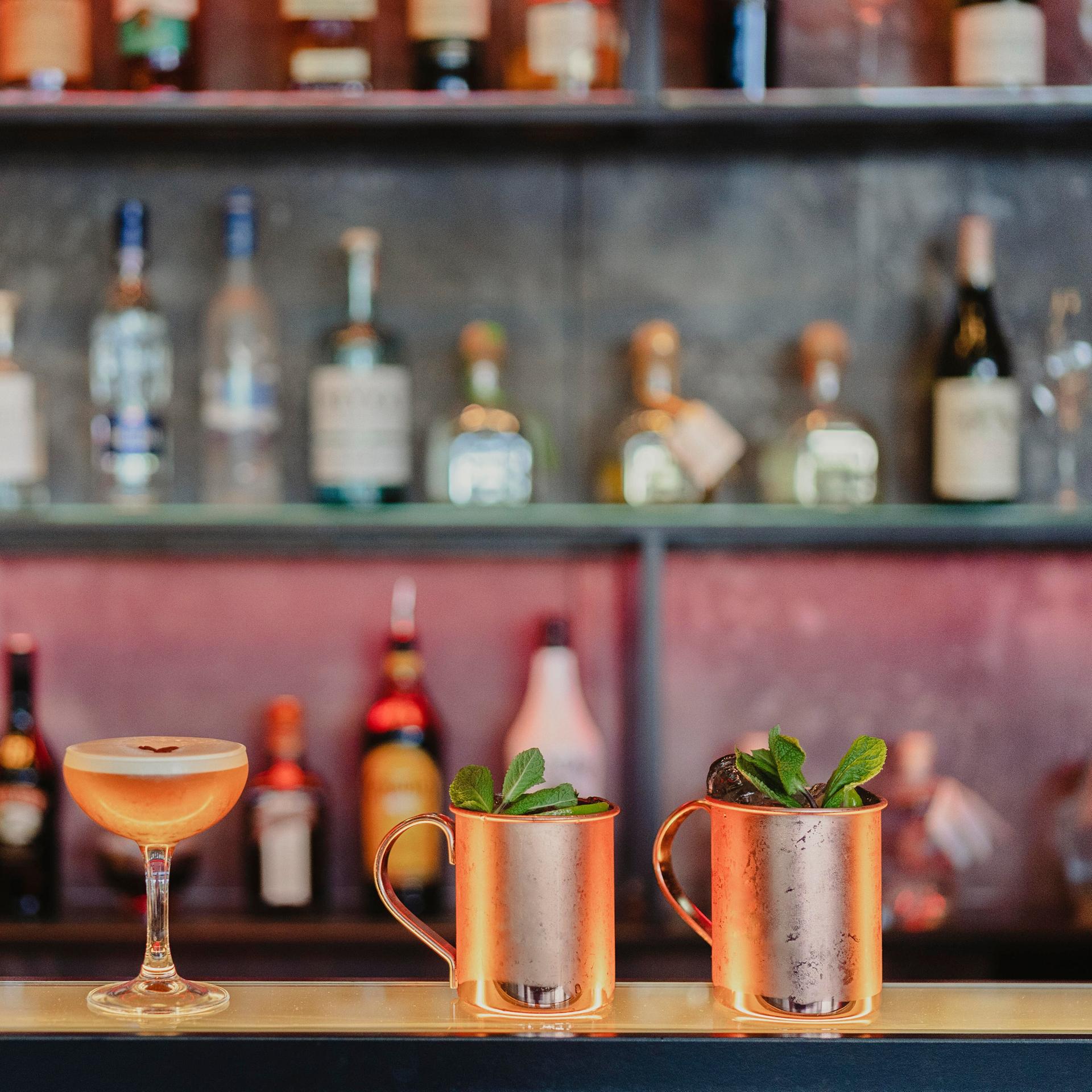 Das Bild zeigt 3 Cocktails auf einem Tresen
