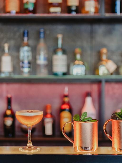 Das Bild zeigt 3 Cocktails auf einem Tresen