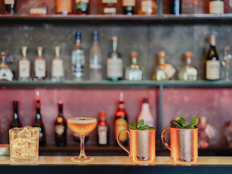Das Bild zeigt 3 Cocktails auf einem Tresen