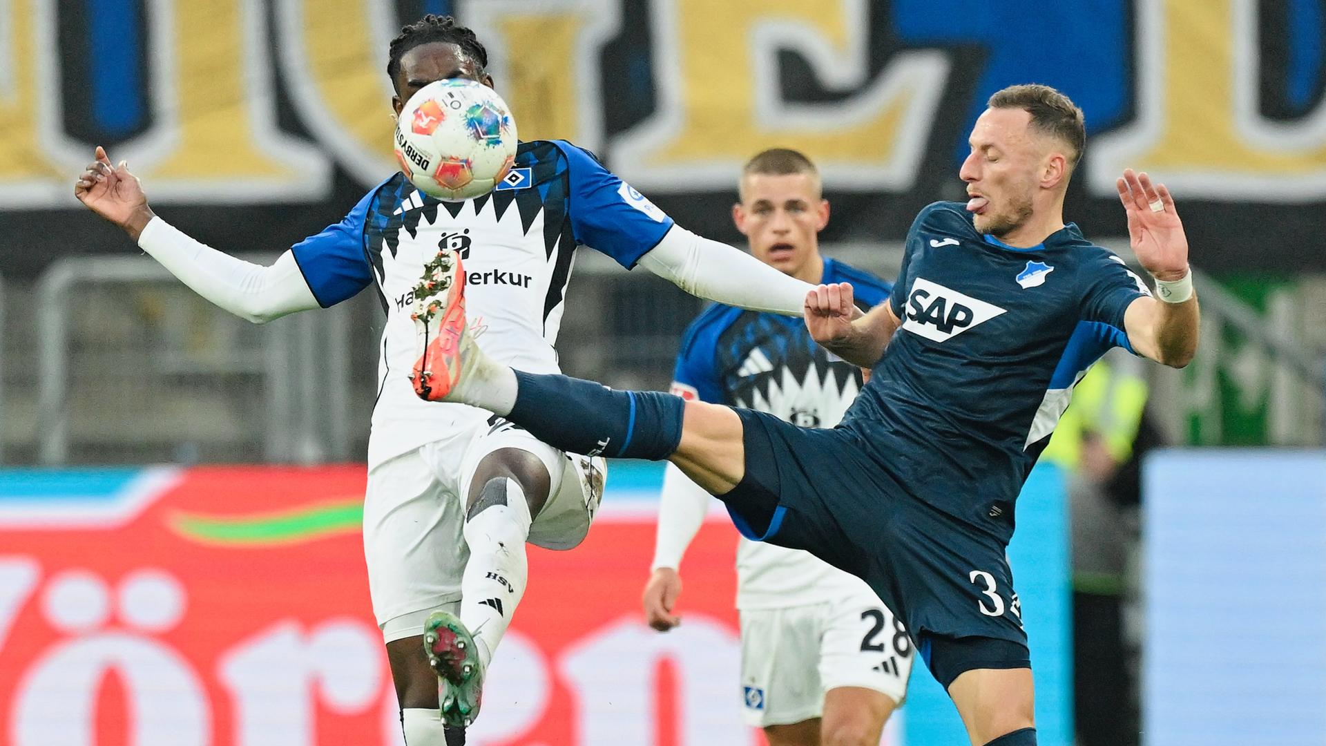 Zwei Fußballspieler kämpfen um den Ball. Zwei Fußballspieler kämpfen um den Ball.