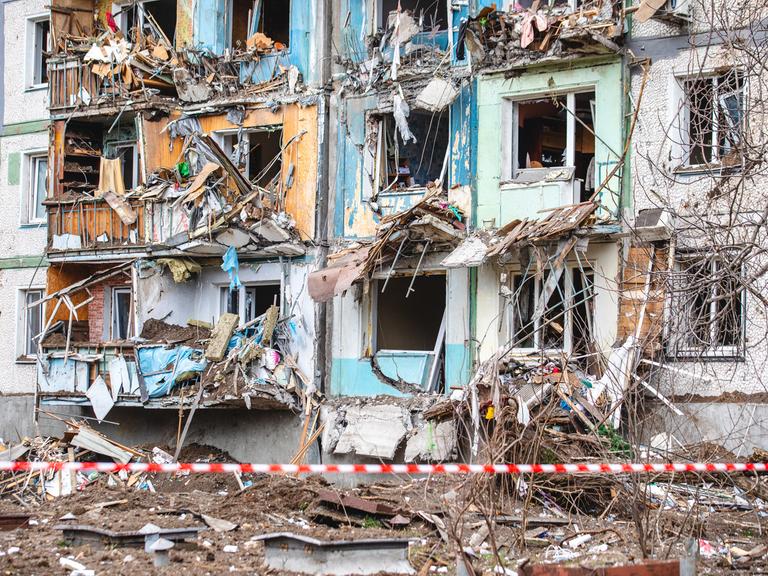 Bei einem russischen Angriff zerstörtes Wohnhaus in der Stadt Saporischschja.
